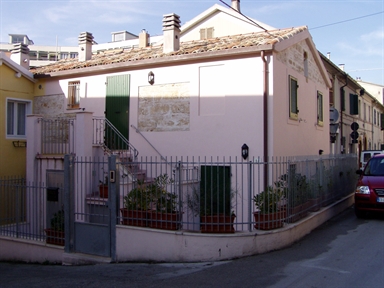 Casa con scala esterna