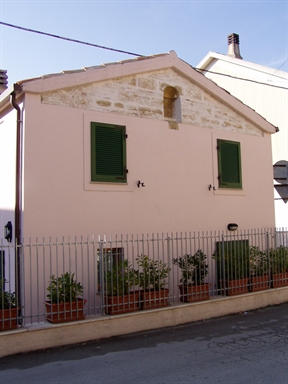 Casa con scala esterna