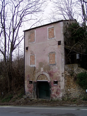 Casa con stemma dei Conti Camerata