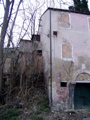 Casa con stemma dei Conti Camerata