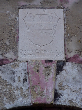 Casa con stemma dei Conti Camerata