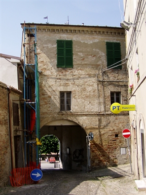 Porta del Castello di Montesicuro