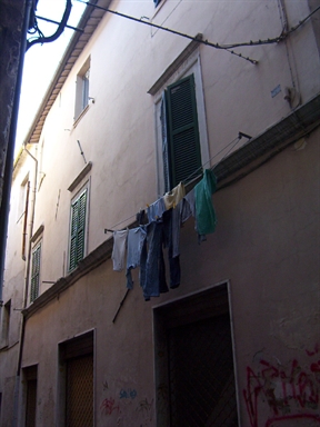 Casa con incorniciature cinquecentesche
