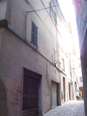 Casa con incorniciature cinquecentesche