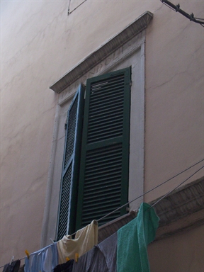 Casa con incorniciature cinquecentesche