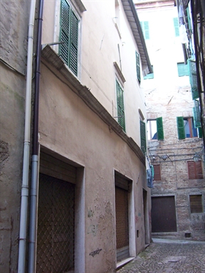 Casa con incorniciature cinquecentesche