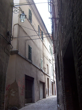 Casa con incorniciature cinquecentesche