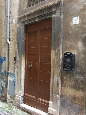 Casa con portale cinquecentesco