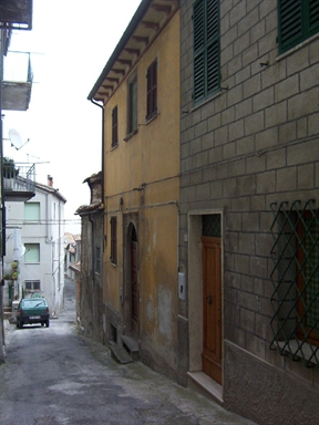 Casa a schiera con portale cinquecentesco