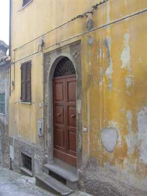 Casa a schiera con portale cinquecentesco