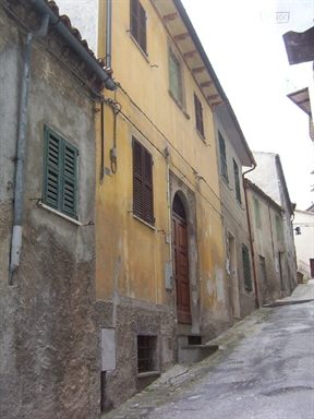 Casa a schiera con portale cinquecentesco