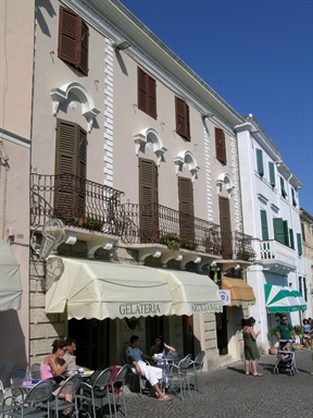 Palazzetto in stile neoclassico