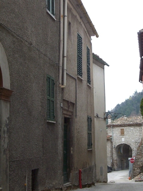 Casa a schiera con portale cinquecentesco