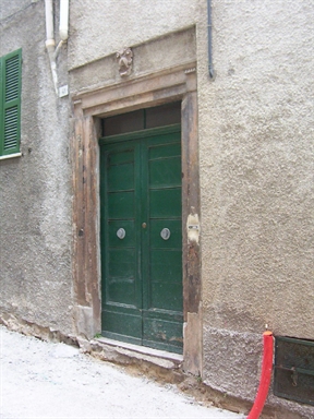 Casa a schiera con portale cinquecentesco