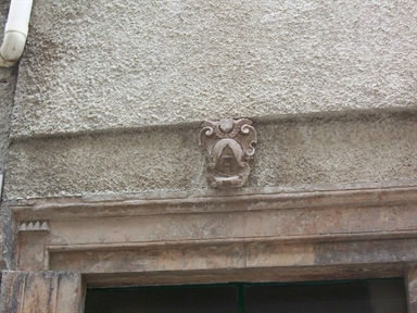 Casa a schiera con portale cinquecentesco