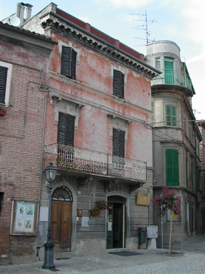 Palazzetto in P.zza Marconi