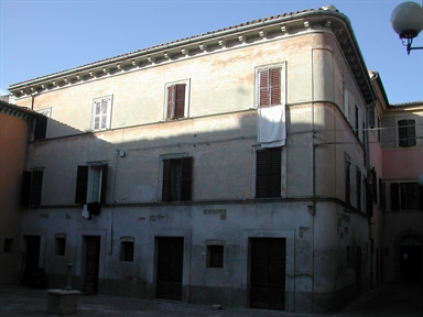 Palazzetto in P.zza Loreti
