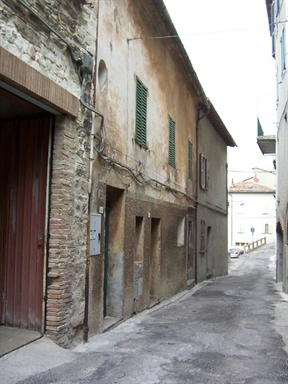 Casa a schiera con portale cinquecentesco