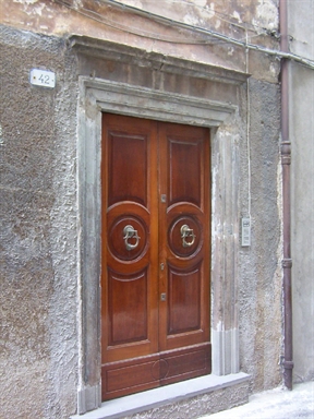 Casa a schiera con portale cinquecentesco