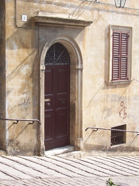 Casa in linea sulle mura