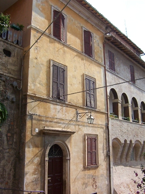 Casa in linea sulle mura