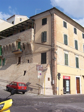 Casa in linea sulle mura