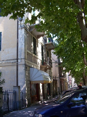 Casa in linea con balconi