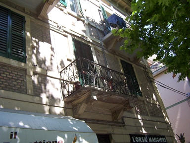 Casa in linea con balconi