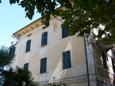 Casa in linea con balconi