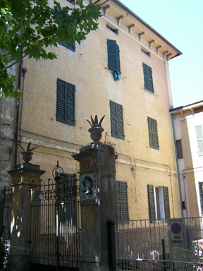 Casa in linea con balconi