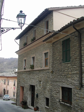 Casa con arco gotico