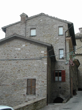 Casa con arco gotico