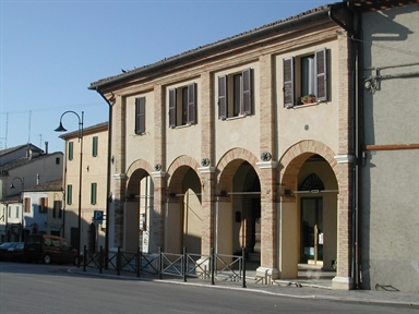 Palazzetto con portici in P.zza Tarsetti, 2