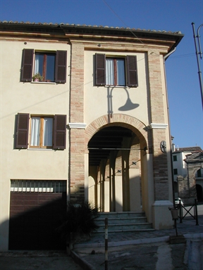 Palazzetto con portici in P.zza Tarsetti, 2