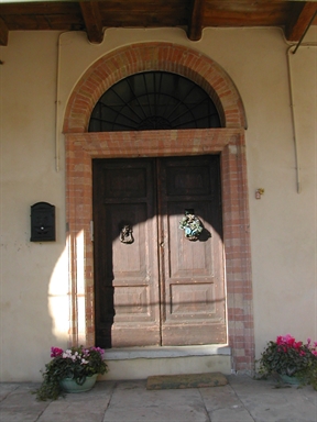 Palazzetto con portici in P.zza Tarsetti, 2