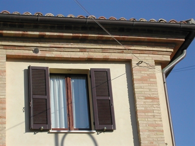 Palazzetto con portici in P.zza Tarsetti, 2