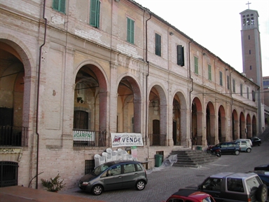 Palazzetto con portici