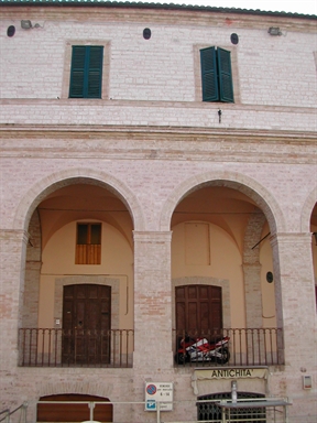 Palazzetto con portici