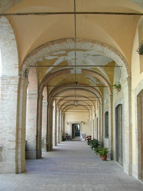 Palazzetto con portici