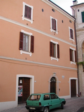 Palazzo signorile in P.zza Gramsci