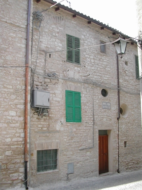 Casa a schiera con arco gotico