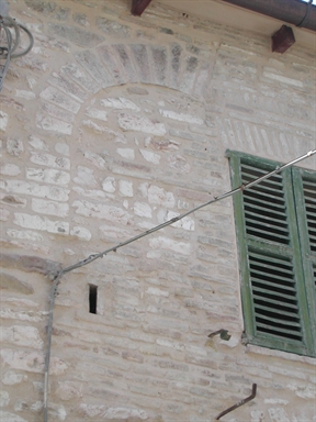 Casa a schiera con arco gotico