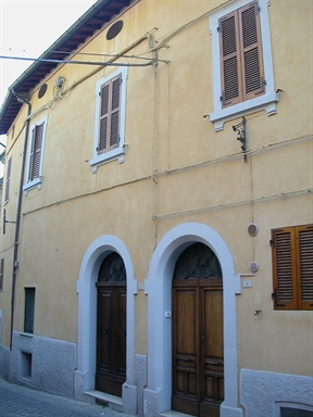 Palazzo in P.zza Salvi, 1