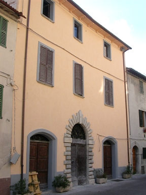 Palazzo in P.zza Salvi, 22