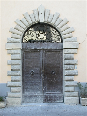 Palazzo in P.zza Salvi, 22