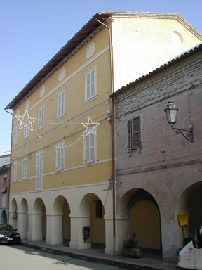 Palazzetto con portici in Via G. Marconi, 38