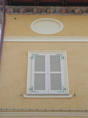 Palazzetto con portici in Via G. Marconi, 38