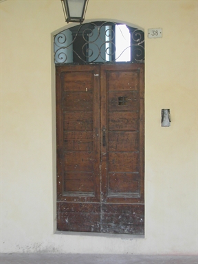 Palazzetto con portici in Via G. Marconi, 38