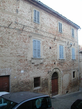 Palazzo in Largo Porta S.Giovanni, 1