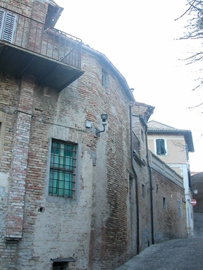 Palazzo in Largo Porta S.Giovanni, 1
